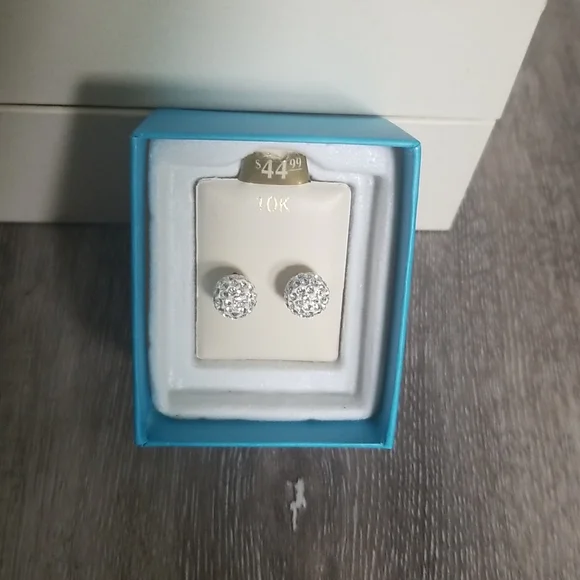 10k Gold Stud Earrings - Picture 1 of 3